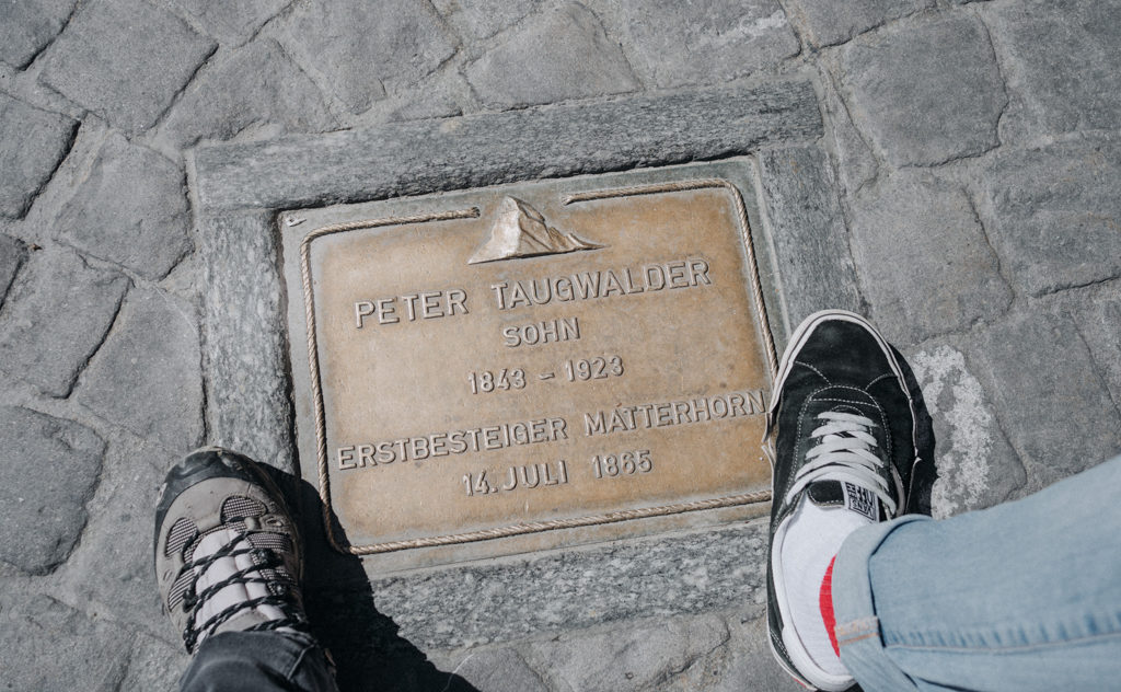 Ehrentafel des Erstbesteigers des Matterhorns im Dorf von Zermatt