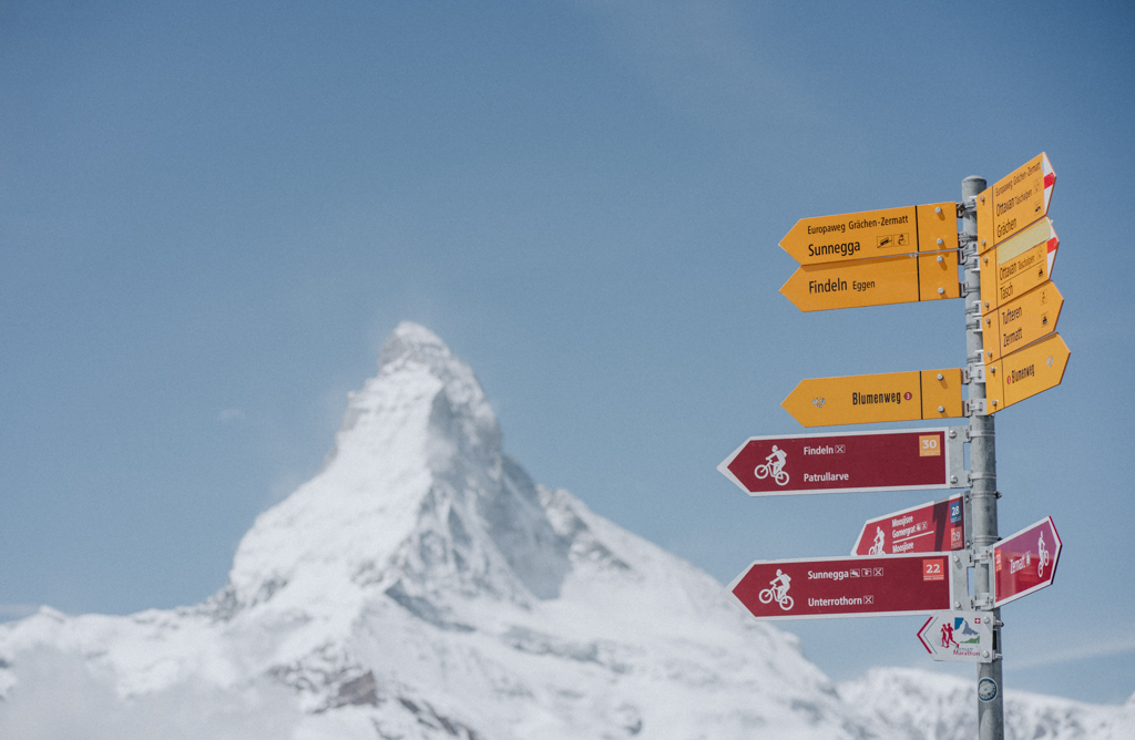Ausflugstipps Blick auf das Matterhorn für Zermatt Sehenswürdigkeiten, Hinweisschilder und Wegweiser zeigen mir den Weg
