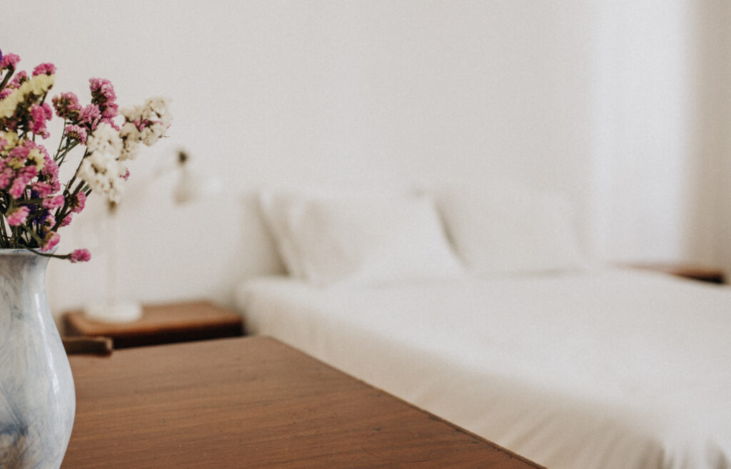 Helles Schlafzimmer mit Vintage-Möbeln, charmante Unterkunft in Porto