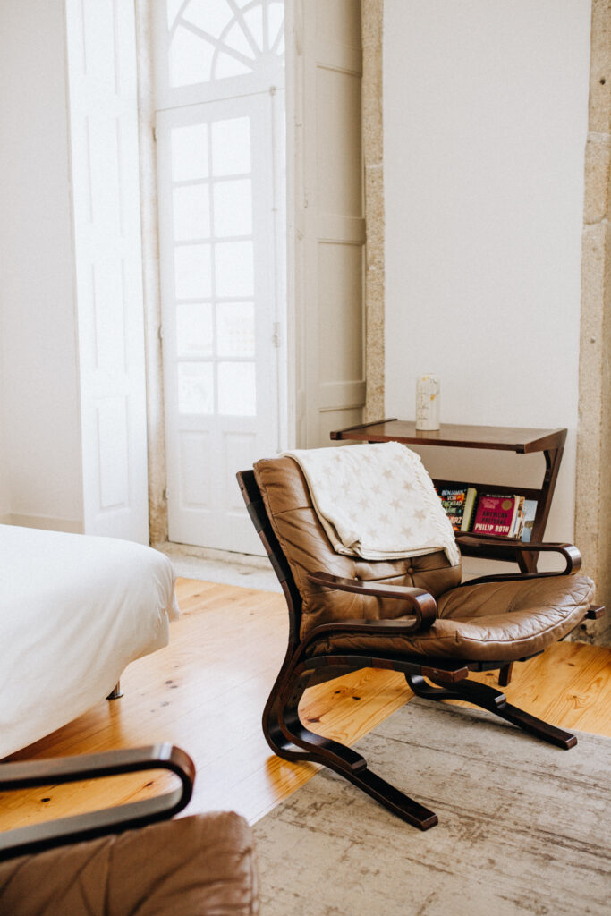 Interior-Detail mit Sitzmöbel und Fenster, stilvolles Wohnen in Porto