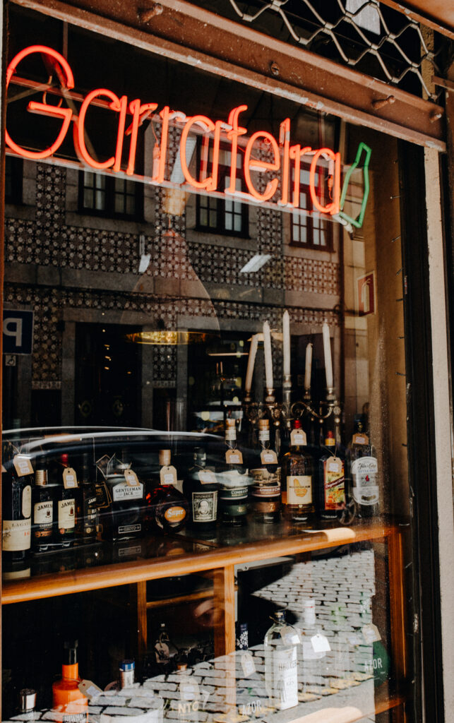 Portwein-Flaschen in traditionellem Shop ausgestellt, Porto Genussmoment