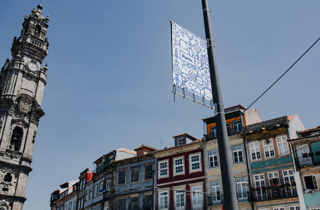 Verwinkelte Gasse im Zentrum von Porto, urbanes Leben zwischen alten Mauern