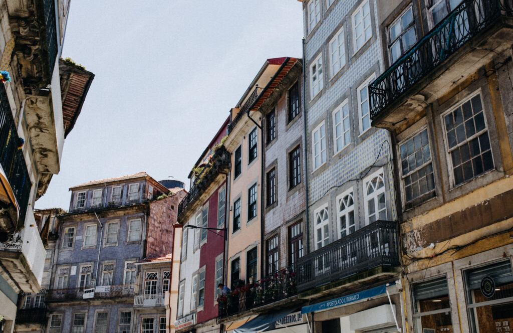 Ribeira Altstadt mit historischen Fassaden und Cafés, lebendiges Porto Flair