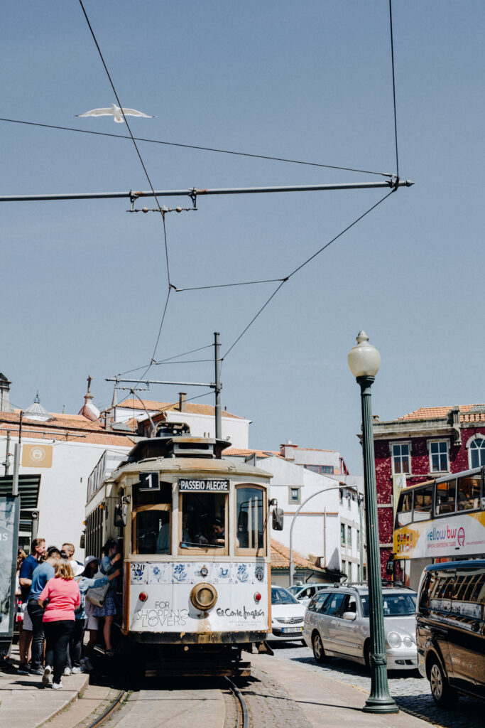 Porto Sehenswürdigkeiten mit einer alten Tram durch Porto fahren