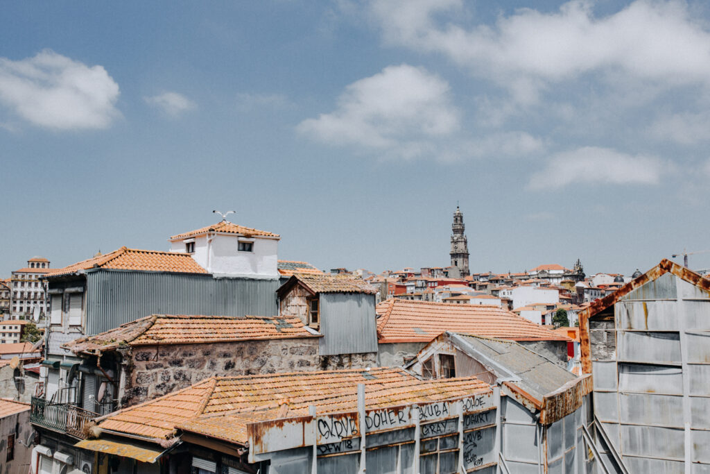 Historische Häuserfassaden in Porto, typische Architektur abseits der Touristenpfade