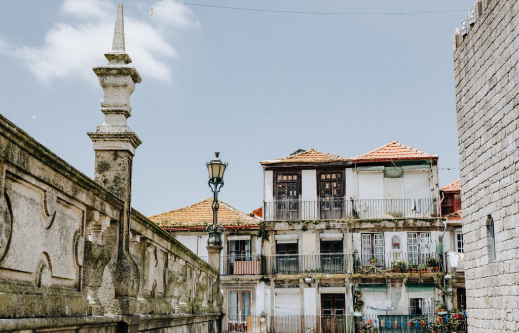 Schmale Gasse in Porto mit bunten Häusern und Wäscheleinen, authentische Stadtmomente