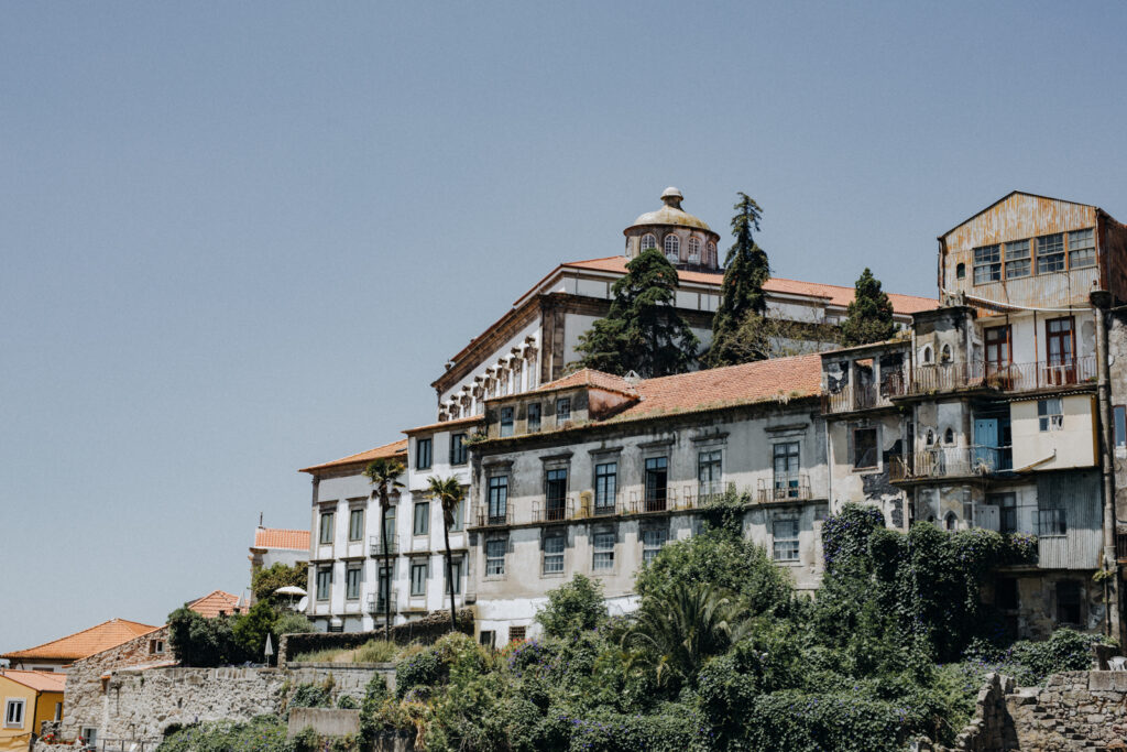 Straßenszene in Porto mit typischen Häusern und bunten Fliesen, echte Porto Geheimtipps