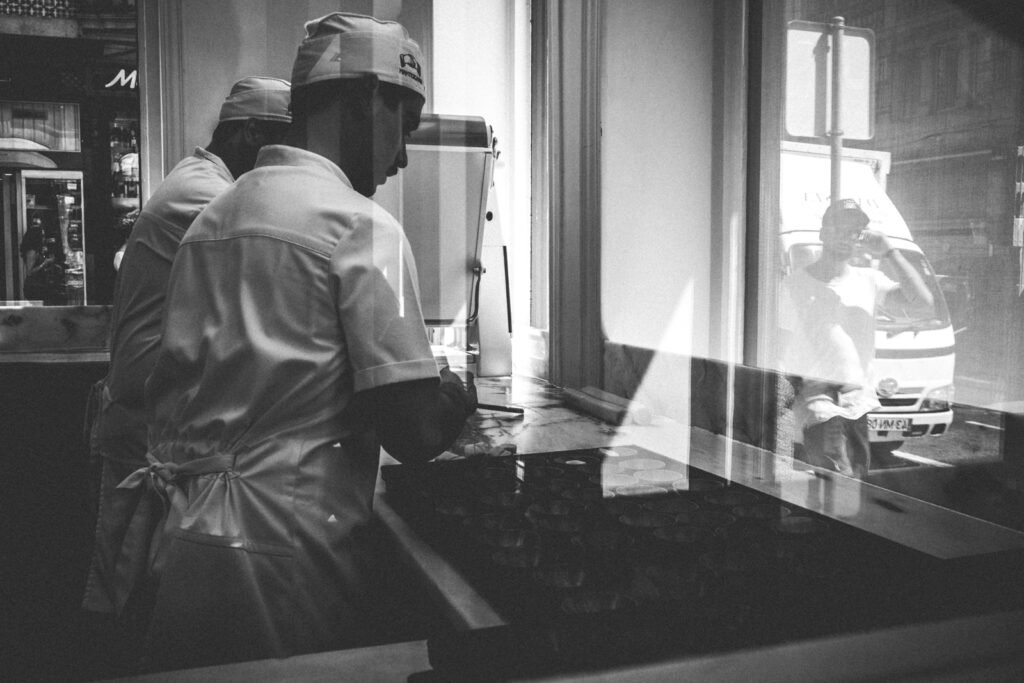 Blick in portugiesische Bäckerei mit frischen Pastei de Nata