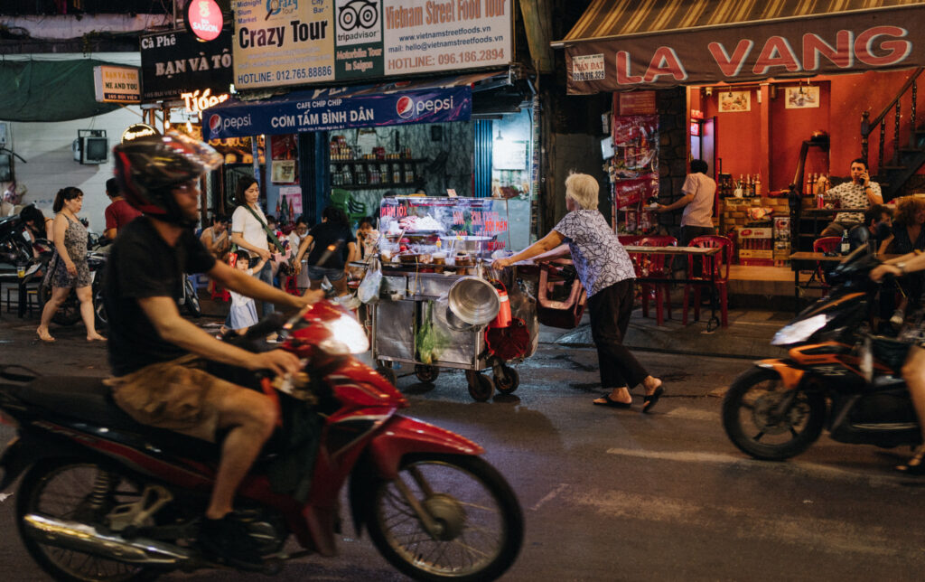 Vietnamesisches Streetfood solltest du auf deiner Vietnam Rundreise unbedingt probieren