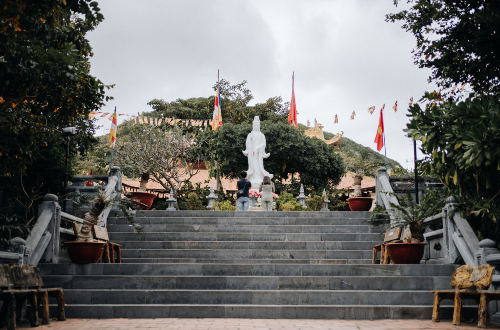 Van Son Tempelanlage auf Con Dao mit Blick auf Statue