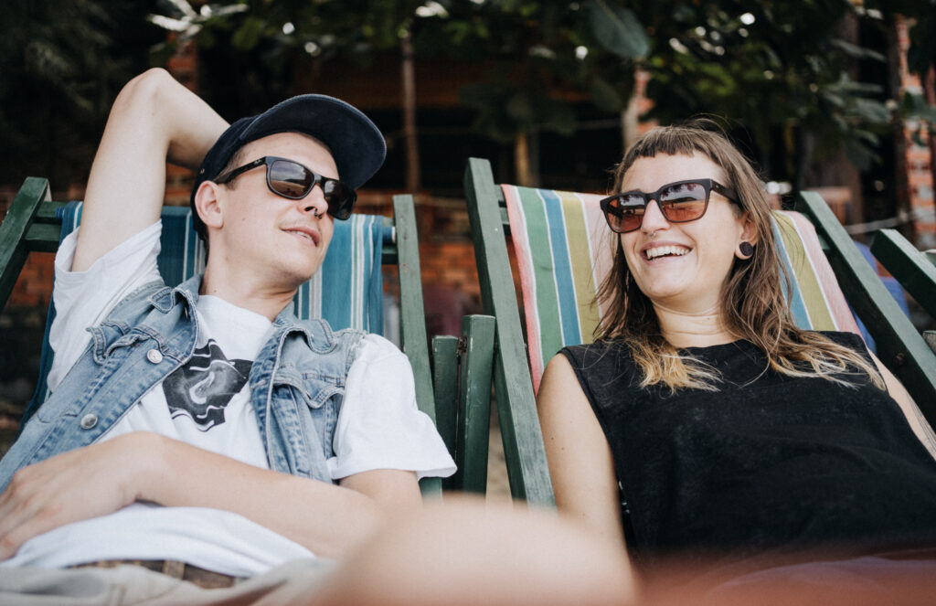 Lisa Ludwig Reisebloggerin sitzt mit ihrem Freund Dominic Wolf auf einem Liegestuhl am Dam Trau Beach auf Con Dao