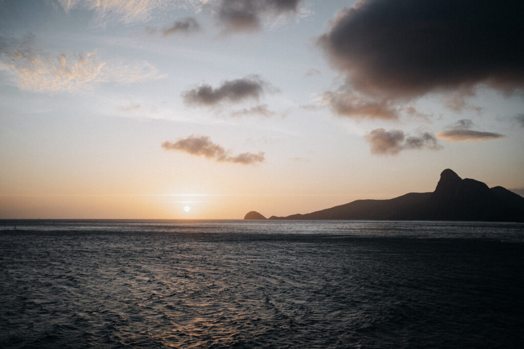 Wunderschöner Sonnenuntergang am Aussichtspunkt Mũi Cá Mập auf Con Dao