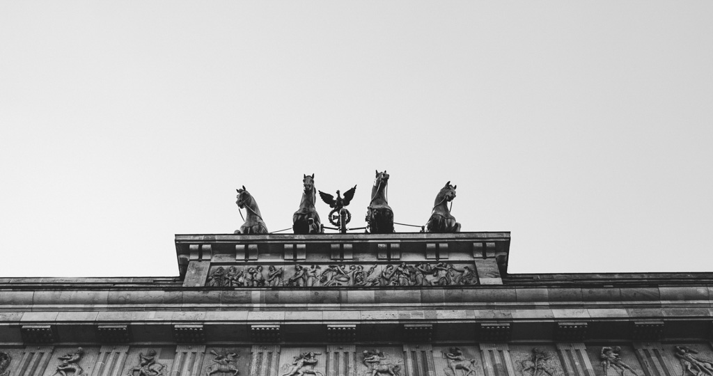 Quadriga auf dem Brandenburger Tor fotografiert während 3 Tage in Berlin in schwarz weiss mit besonderem Anschnitt