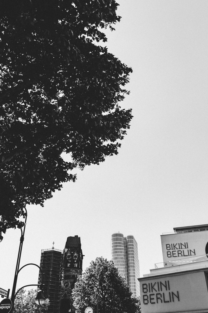 Blick auf das Bikini Berlin und die Gedächtniskirche fotografiert während Berlin Reise und in schwarz weiss