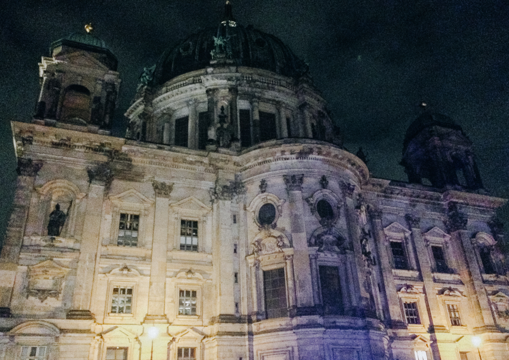 Berliner Dom bei Nacht während 3 Tage in Berlin