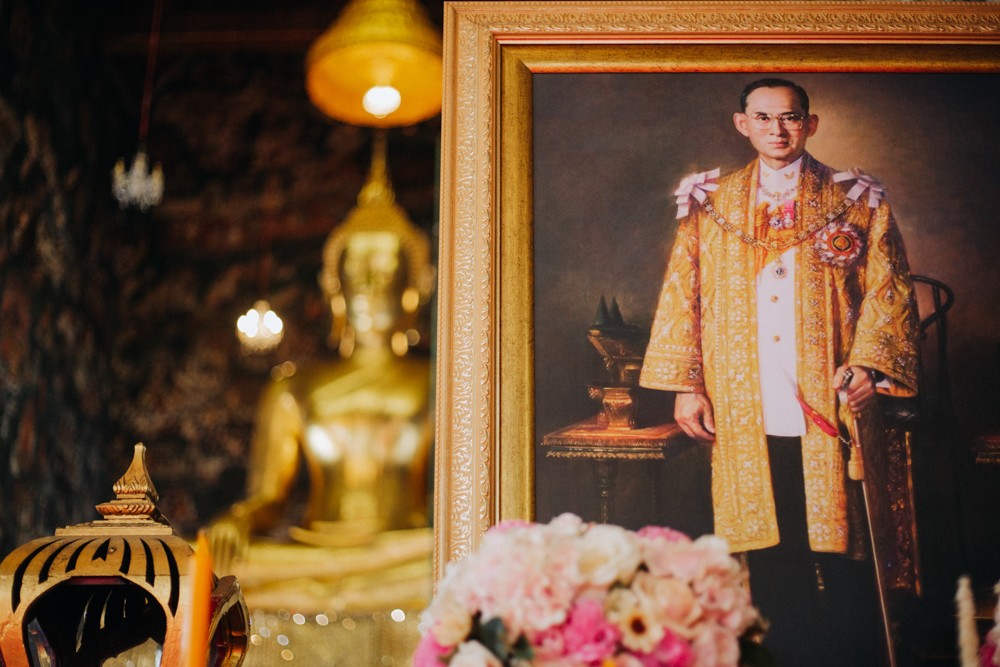 Porträt des Königs von Thailand in einer Tempelanlage in Bangkok