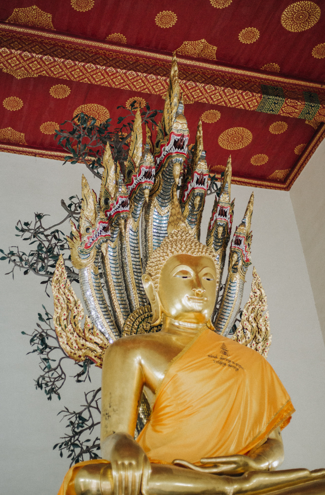 Buddha-Statuen im Wat Pho sind reich verziert mit Drachen im Rücken