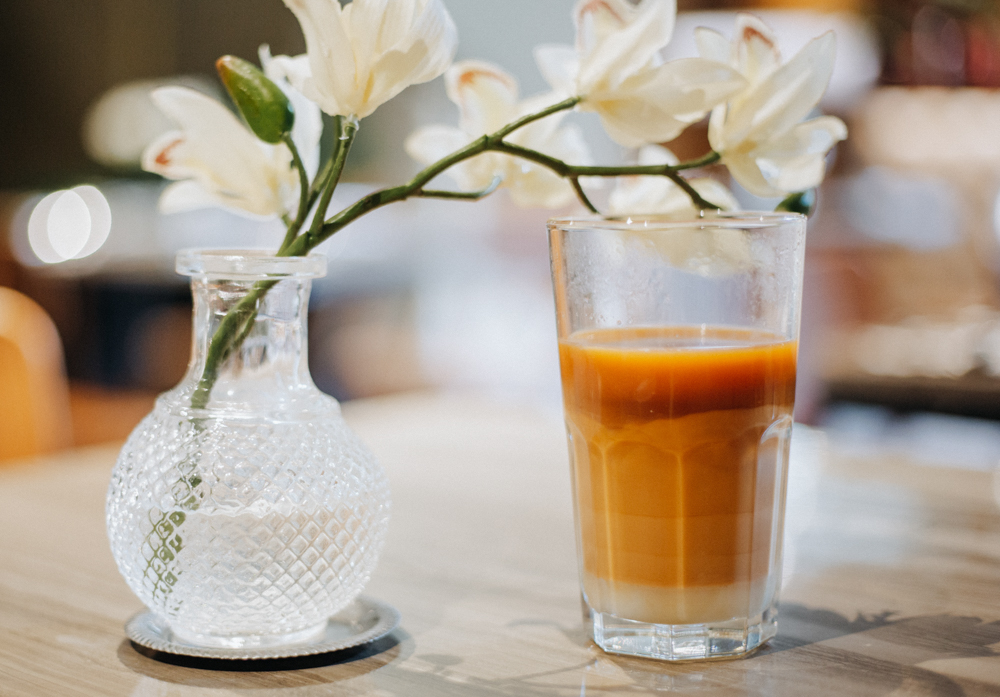 Beim Frühstück im Volve Hotel Bangkok, Modernes Hotelzimmer nahe der wichtigsten Sehenswürdigkeiten in Bangkok