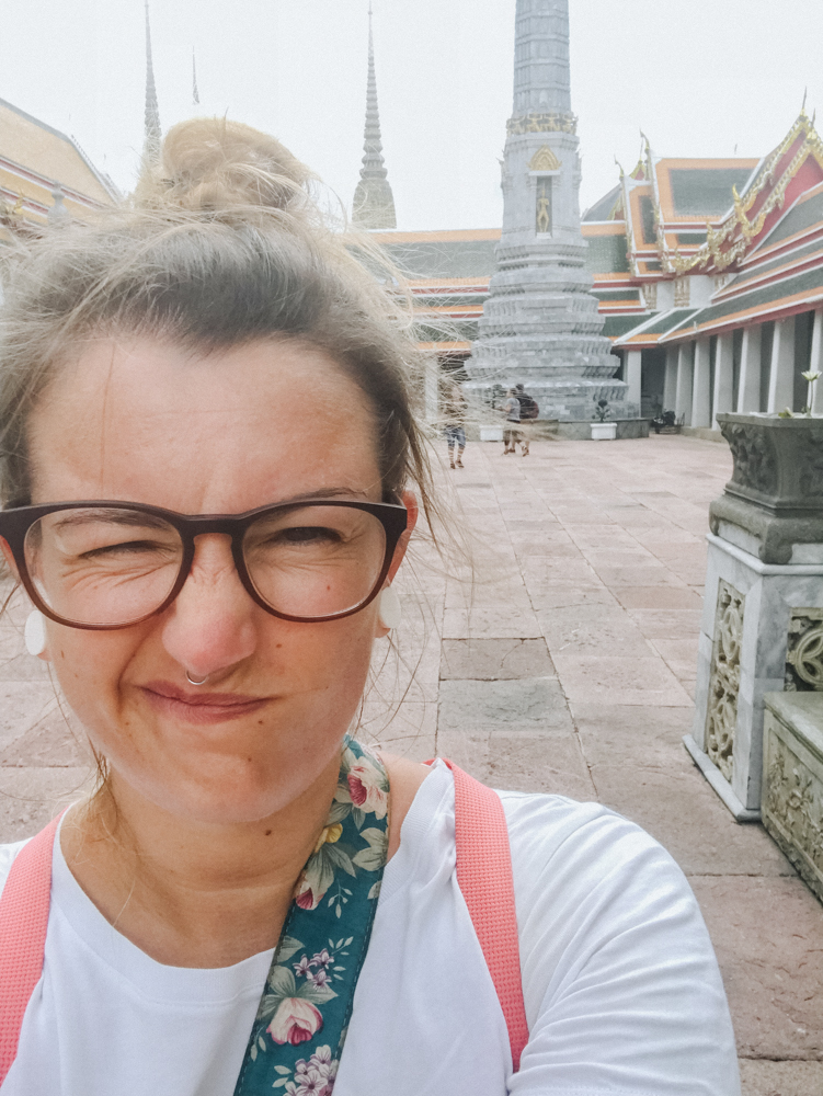 Lisa Ludwig in einer Tempelanlage in Bangkok – unterwegs zu den schönsten Sehenswürdigkeiten