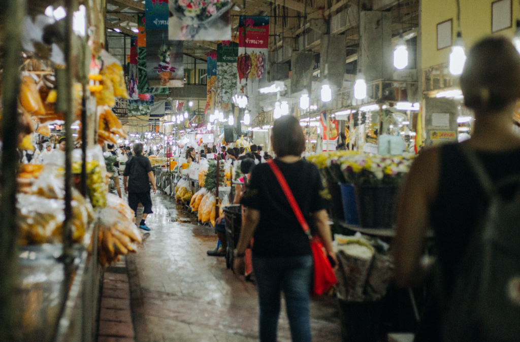 Pak Khlong Talat ist ein richtiger Geheimtipp für Bangkok, Einblick in die große Halle für Blumen und Gewürze 