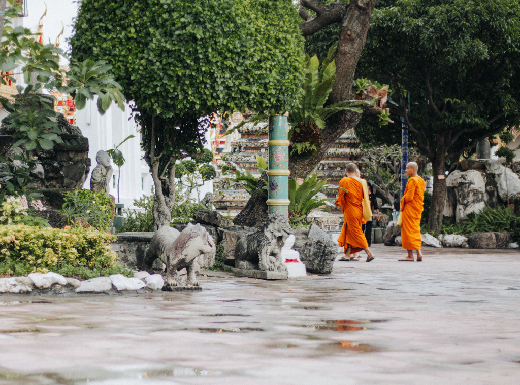 Buddhistische Mönche in der Wat Pho Tempelanlage wo man sich traditionell thailändisch massieren lassen kann, Bangkok Tipps für Beginner