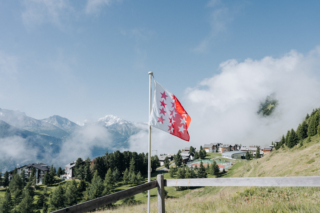 Die Walliser Kantonsflagge weht im Wind auf der Riederalp am Aletschgletscher