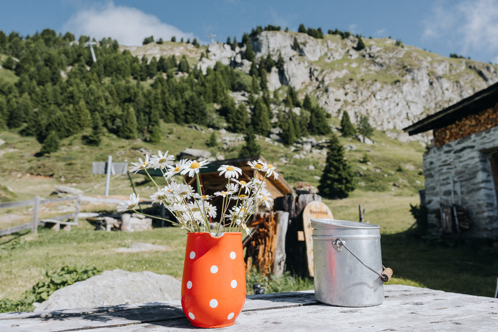 Roberta hat es sich schön gemacht an ihrem Alpmuseum am Aletschgletscher mit diverser Deko auf dem Tisch