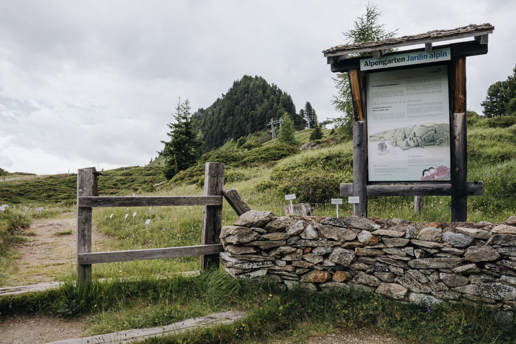 Eingang zum Kräuter- und Wildpflanzengarten der Villa Cassel in Riederfurka Aletsch Arena Schweiz