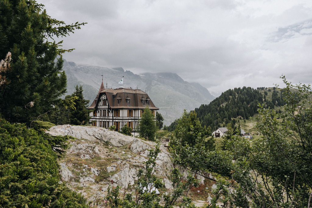 Blick vom Alpengarten auf die Villa Cassel am Aletschgletscher