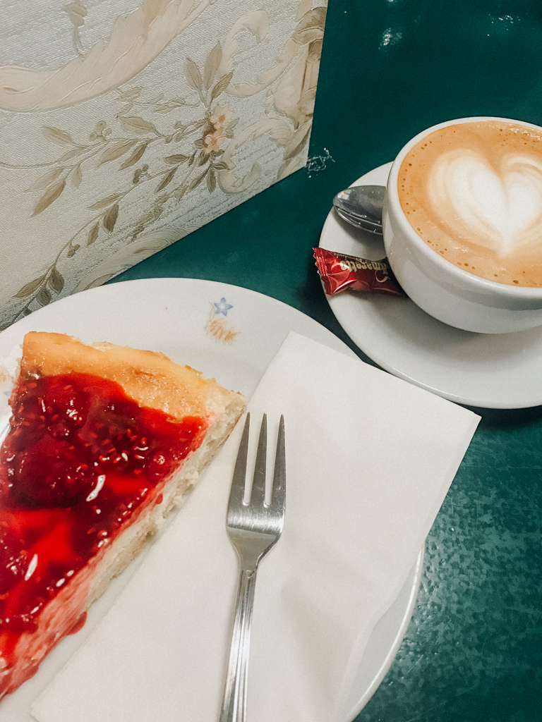 im Kafi Dihei schmeckt der Kaffee und der Kuchen wie bei Oma zuhause und gehört einfach zu den besten Cafés in Zürich 