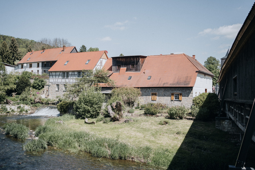 Blick auf die denkmalgeschützte Mühle und Holzbrücke in Buchfart auf dem Goethe-Erlebnisweg