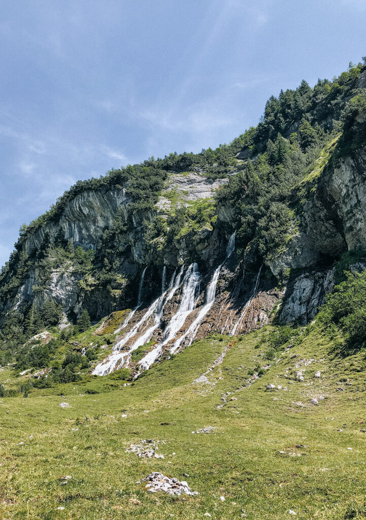 Die Jungibachfälle sind ein Schweiz Geheimtipp und nur über die Schwarzenalp Mautstrasse zu erreichen