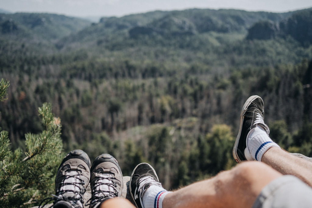 Wandern in der Sächsischen Schweiz mit Ruhepause auf einem der Felsen