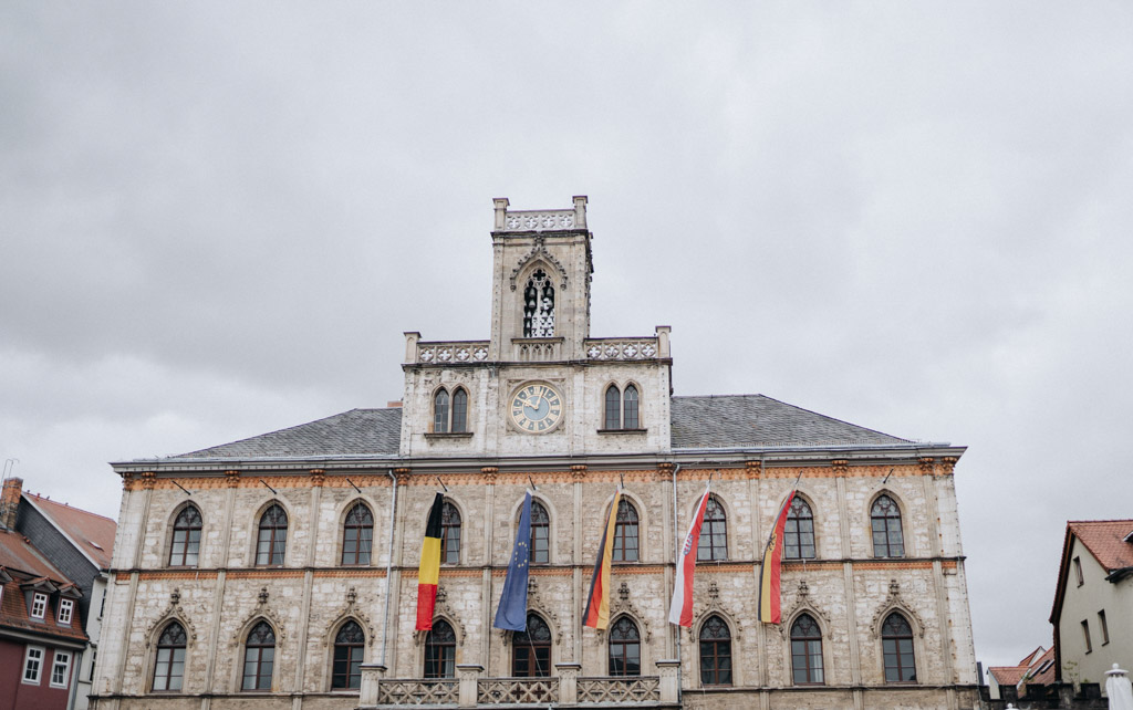 Blick auf das Rathaus von Weimar mit wehenden Flaggen , Sehenswürdigkeiten in Weimar