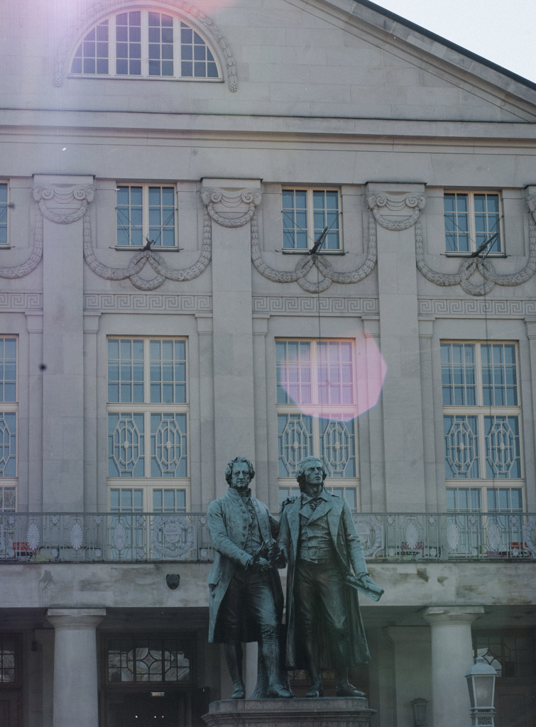 Weimar Sehenswürdigkeit das Goethe und Schiller Denkmal vor dem Nationaltheater