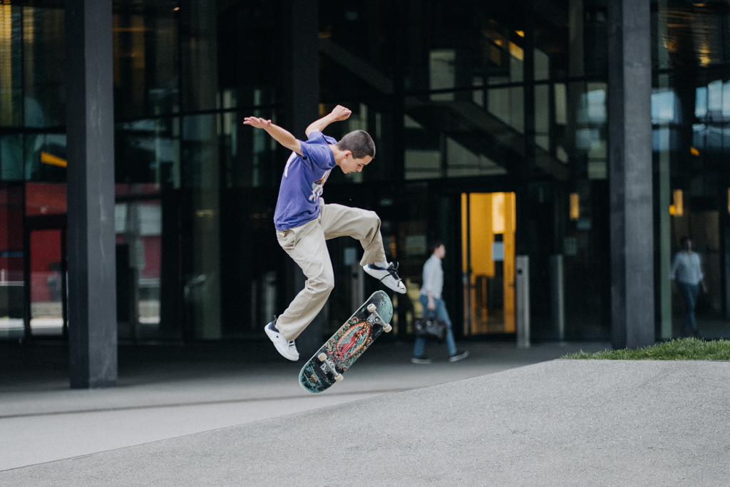 Streetfotografie Aufnahmen lassen sich wie hier in Zürich am Hardturm mit einem Skater aufnehmen