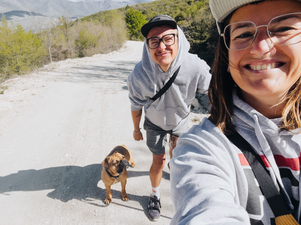 wandern mit hund auf Chalkidiki, Dowo, Lisa und Frau Maier auf Wanderung zum Wasserfall