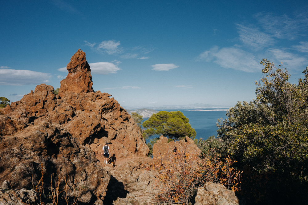 wanderung mit hund in Methana, Vulkanlandschaft in Griechenland bei sonnigem Wetter