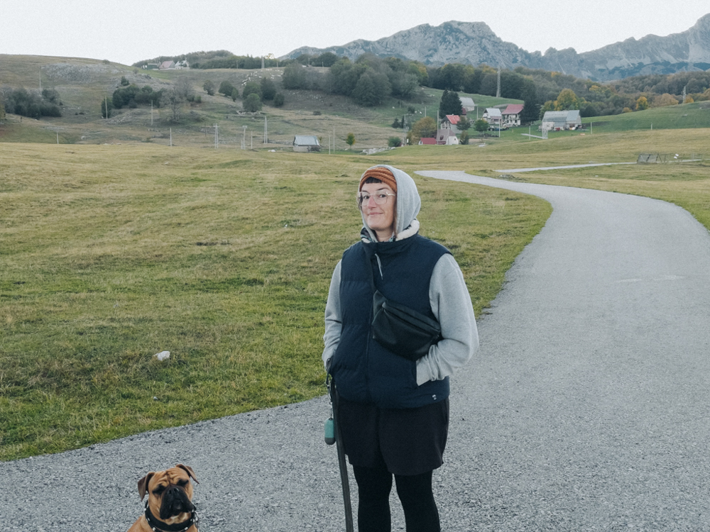 wanderung mit hund im Nationalpark Montenegro, weite Landschaft und unberührte Natur