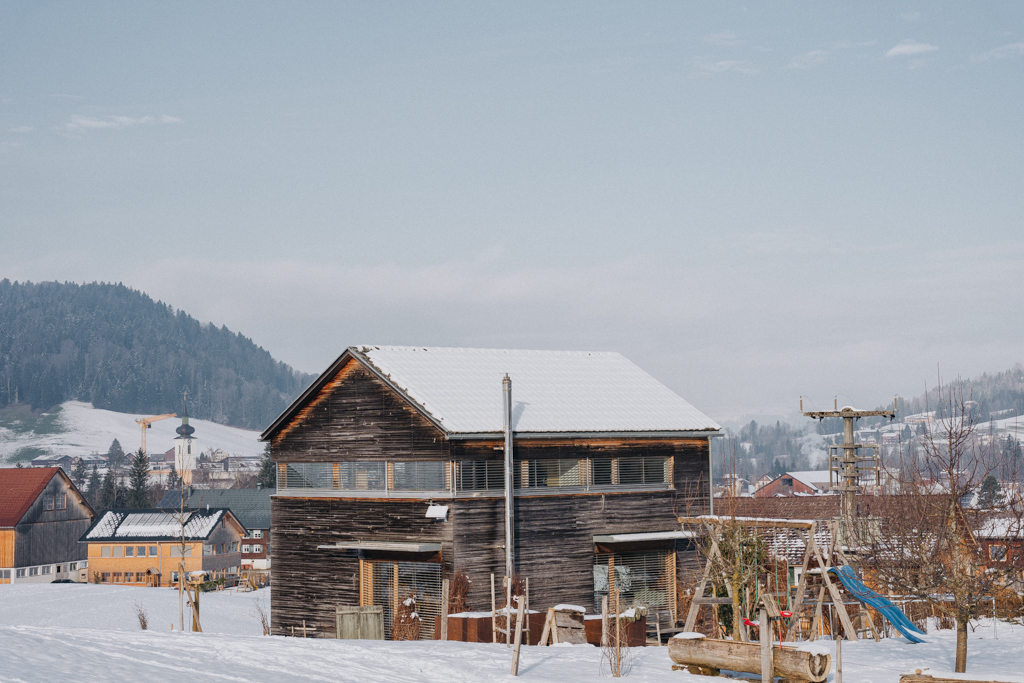 typische Holzhäuser im Bregenzerwald nach alten Traditionen und neuen Elementen