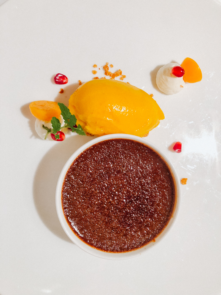 Dessert aus dem Hotel Krone Hittisau: Eis mit Schokosouffle und flambierter Kruste