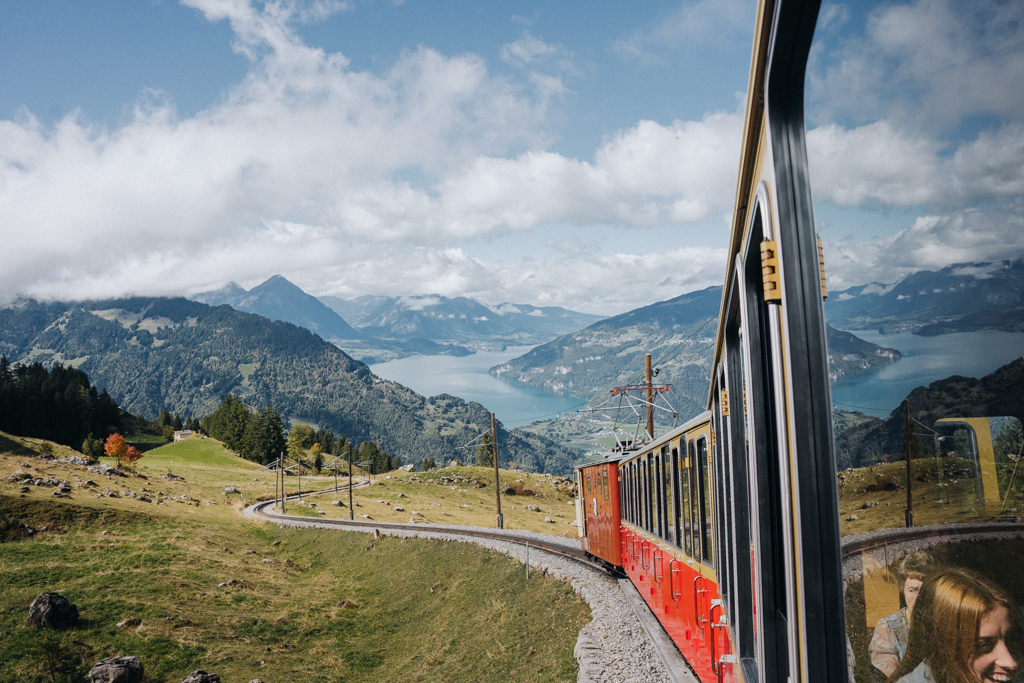 Aussicht auf die fahrende Zahnradbahn mit Blick in Richtung Thunersee im Berner Oberland