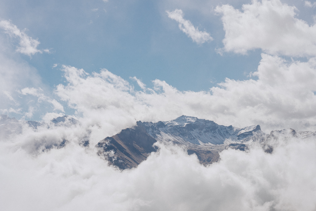 Die Schweizer Alpen sind mit Nebel bedeckt, es schaut nur die Spitze des Berges heraus bei der Wanderung auf der Schynige Platte