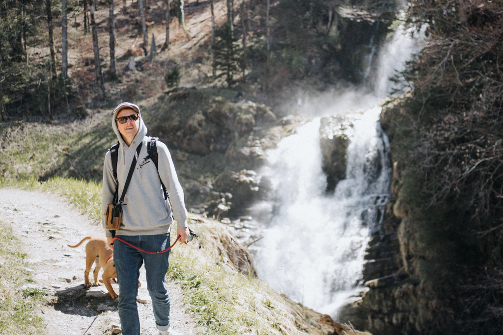 Wasserfall Giessbachfälle mit Dowo und Frau Maier beim Wandern 