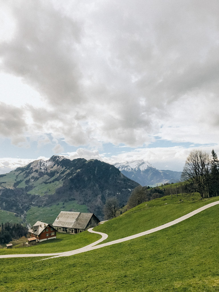 Schweiz Geheimtipp das Wandergebiet Maria-Rickenbach in Nidwalden mit Ausblick auf den schneebedeckten Pilatus im Hintergrund