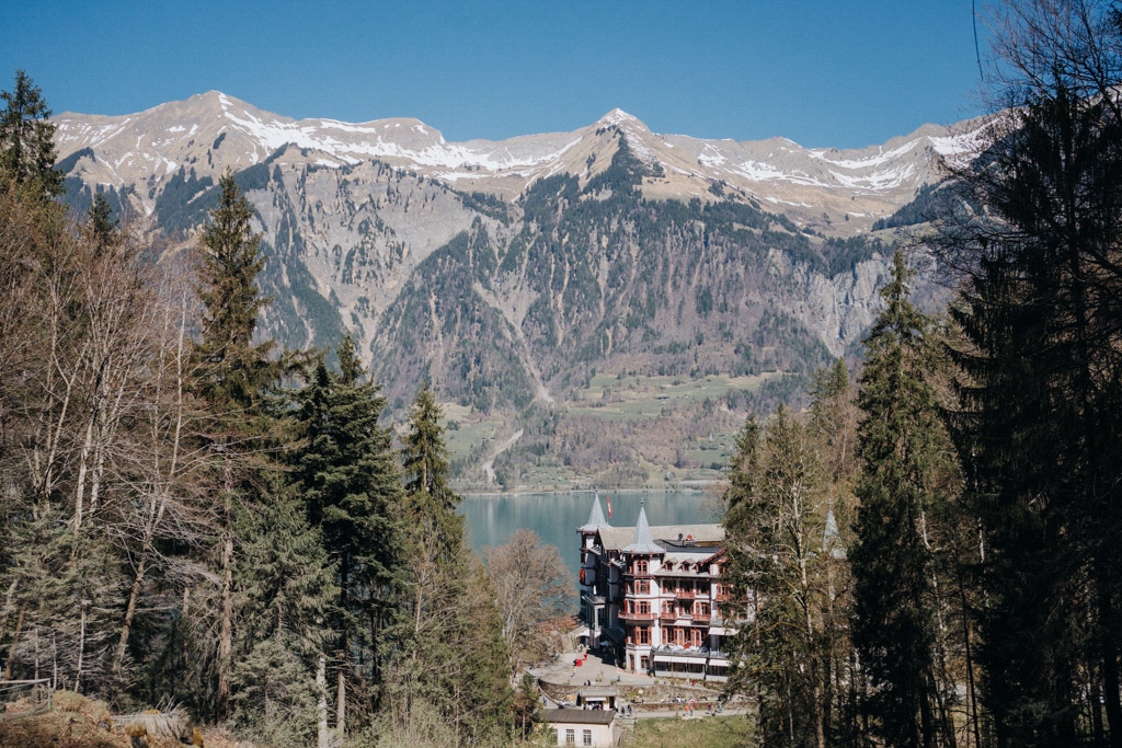 Schweiz Geheimtipp für Brienz die Giessbachfälle, Ausblick hinter dem grossen Wasserfall auf das Hotel Giessbach, den Brienzersee und das Brienzer Rothorn