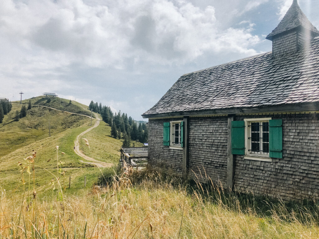 Sommerliche Wanderung ab Ibergeregg in der Schweiz