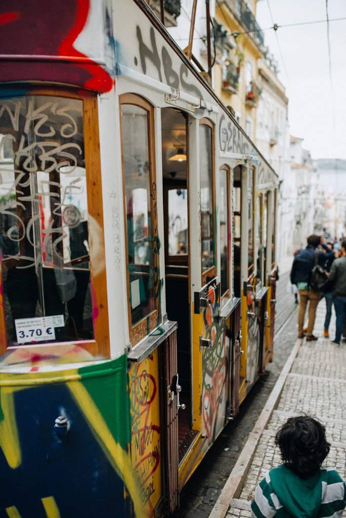 Strassenbahnen in Lissabon sind Fotospots die Kultur und Geschichte vermitteln