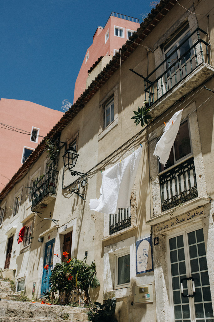 Wäscheleinen und wehende Wäsche gehören zu Lissabon dazu und sind tolle Fotospots für Lissabon
