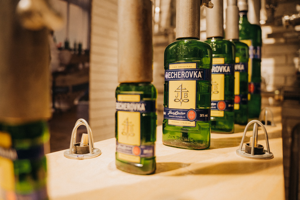Ein Besuch im Becherovka Museum gehört bei einer Reise ins Bäderdreieck Tschechien unbedingt dazu. Hier sieht man unterschiedliche Grössen der Becherovka Flaschen bei der Produktion